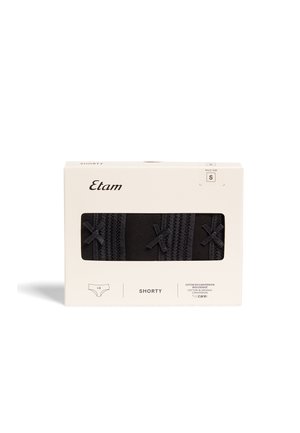 Czarny zestaw bielizny krótkiej składający się z trzech sztuk, z teksturowanym wzorem i dekoracyjnymi kokardkami. Zapakowany w białe pudełko z minimalistycznym brandingiem.