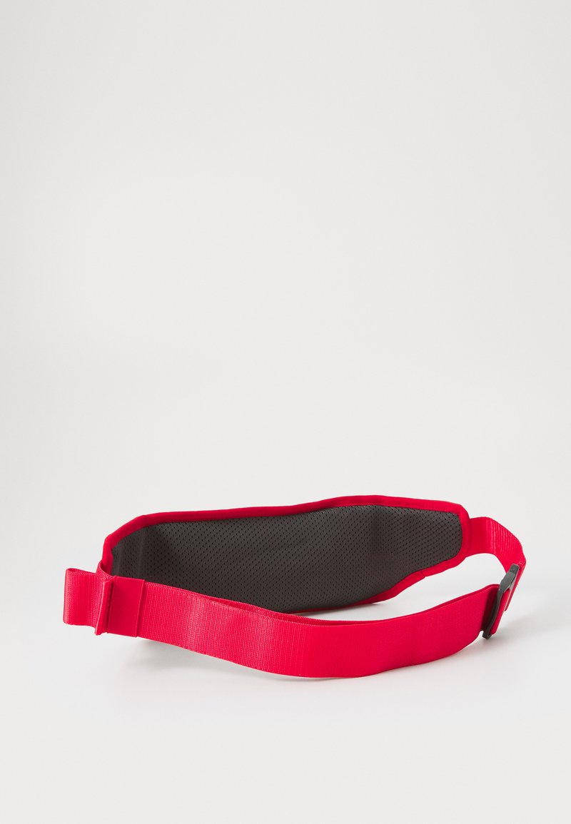 Cinturón de cintura ajustable rojo con interior negro texturizado, que presenta un diseño elegante y un forro suave para mayor comodidad. Incluye correa ajustable.