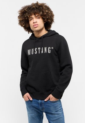 Sort hættetrøje med en front-kangaroo-lomme og et hvidt "MUSTANG" logo. Lavet af blødt stof, med en snoretræk-hætte og ribbede manchetter.