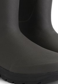 Zwarte rubber laarzen met een gestructureerde afwerking, voorzien van een ronde neus en een dikke zool met profiel voor grip. Geschikt voor natte omstandigheden.