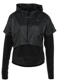 Veste de sport noire avec capuche, présentant un design court et léger, des manches longues et une texture lisse. Comprend un petit détail logo.