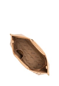 Sac à main tan avec un extérieur texturé et des accents tressés. L'intérieur présente une doublure lisse avec un imprimé logo et un compartiment zippé.