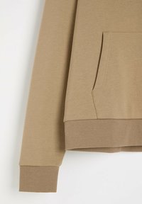 Khaki kolorowy sweter z ribbowanym mankietem i dolnym ściągaczem, kangurzą kieszenią oraz gładkim, teksturowanym materiałem.