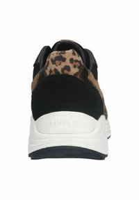 Sneakers neri e marroni con pannello posteriore in stampa leopardata, materiali in suede e tessuto, suola intermedia spessa bianca e suola esterna nera.