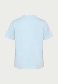 Lyseblå kortærmet skjorte med polo-krave, der har en glat tekstur og lige bund. Ingen synlige mønstre eller detaljer.