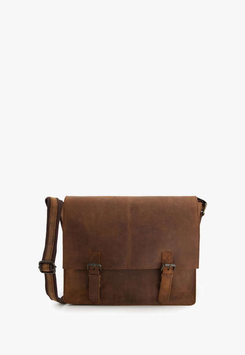 Brun læder messenger-taske med en glat tekstur, der har en fold-over klap, to justerbare spænder og en aftagelig skulderrem.