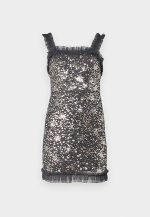 Bezrukávová čierna šaty s flitrami, ktorá má volánikovú š strapce a šikmý lem, s priliehavým strihom a trblietavým povrchom.