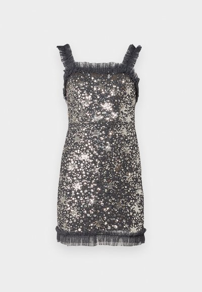 Vestido negro de lentejuelas sin mangas con tirantes con volantes y un dobladillo con flecos, con una silueta ajustada y una textura brillante.