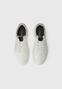Pereche de sneakers albi casual cu șireturi, cu brățări negre și branding "bugatti" pe un fundal alb, văzuți de sus.