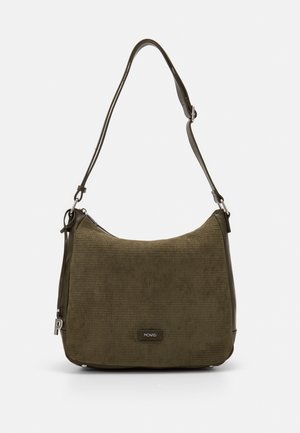 Sac épaule vert olive texturé avec sangle réglable, fermeture éclair et petite plaque logo en métal au centre devant.
