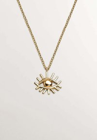 Collar de oro con un colgante en forma de ojo que presenta un detalle esférico central y rayos alargados que se extienden hacia afuera. Los eslabones de la cadena son suaves.
