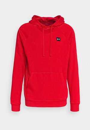 Roter Hoodie aus weichem Stoff, mit einer Kängurutasche, verstellbarem Zugband an der Kapuze und einem kleinen schwarzen Logo auf der Brust.