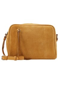 Pequeño bolso cruzado de ante color marrón claro con panel frontal perforado, bolsillo con cremallera y correa de cuero ajustable con hebilla de metal.