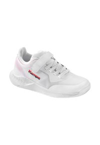 Witte sportieve schoen met bovenwerk van mesh, rubberen zool en klittenbandsluiting. Kenmerkt zich door het rode "Kempa"-logo, textuurgebieden en een gestroomlijnd ontwerp.