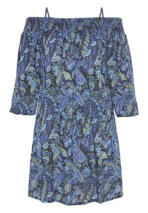 Blå og lilla paisley-kjole med off-shoulder-udskæring, trekvartærmer og tynde skulderstropper i et løst, flydende snit.