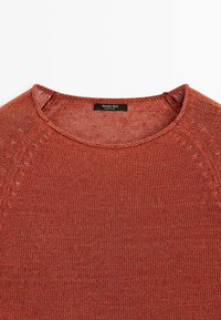 Gebreide trui in roestkleur met ronde halslijn en zichtbare Massimo Dutti-label genaaid aan de binnenkant van de kraag.
