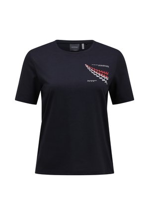 T-shirt noir à manches courtes avec col rond, présentant un motif chevron rouge, blanc et gris et un petit texte sur la partie supérieure gauche de la poitrine.