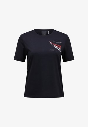 T-shirt noir à manches courtes avec col rond, présentant un motif chevron rouge, blanc et gris et un petit texte sur la partie supérieure gauche de la poitrine.