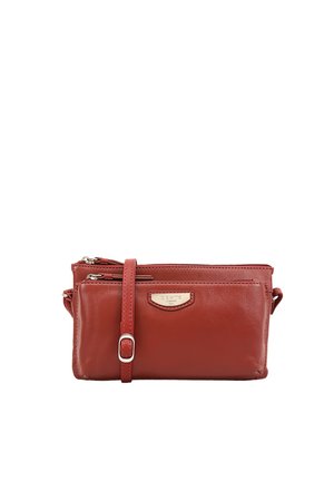 Sac bandoulière en cuir rouge avec doubles compartiments zippés, bandoulière ajustable et petite plaque métallique rectangulaire de marque sur la poche avant.
