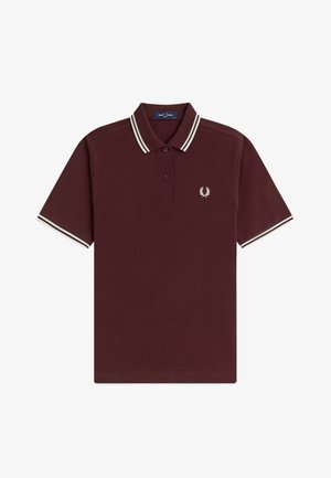 Polo de manga corta color granate con doble raya blanca en el cuello y los bordes de las mangas, dos botones y un pequeño logo blanco de corona de laurel en el pecho.