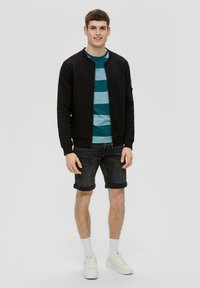 QS BERMUDA JOHN REGULAR FIT MID RISE STRAIGHT LEG - Jeansshort - dunkelgrau