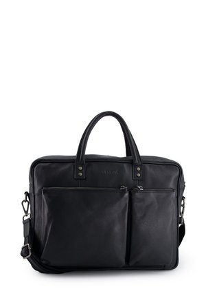 Sort læder laptoptaske med dobbelte hanker, justerbar skulderrem, frontlomme med lynlås og minimalistisk design. Glat tekstur og sølvaccentuer.