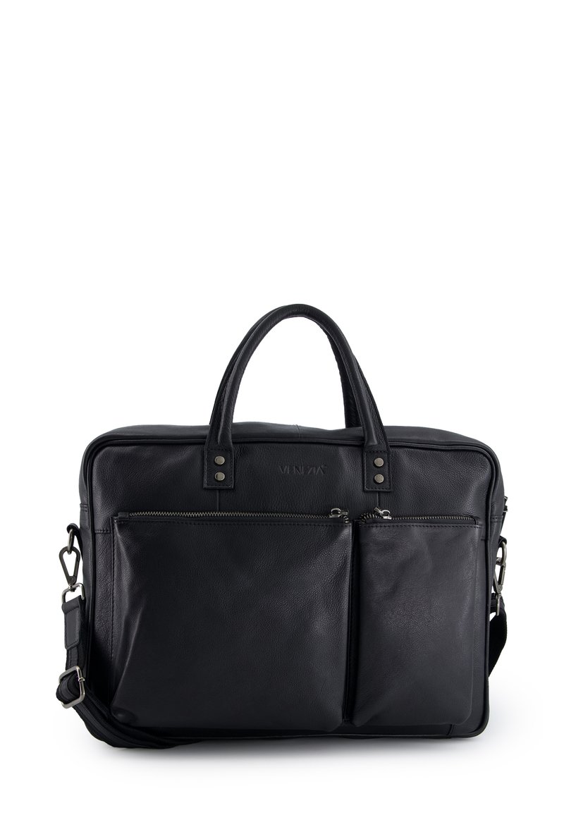 Černá kožená taška na notebook s dvojitými držadly, nastavitelným popruhem přes rameno, přední kapsou na zip a minimalistickým designem. Hladký povrch a stříbrné detaily.