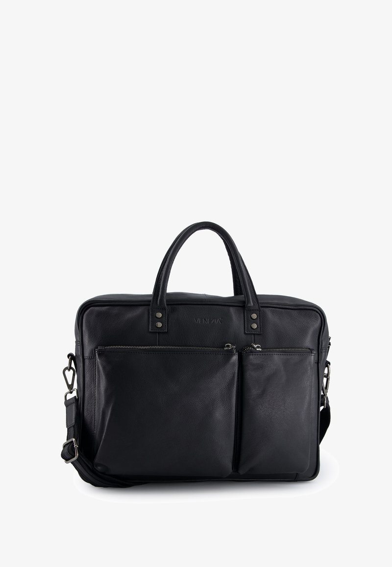 Zwarte leren laptoptas met dubbele handgrepen, verstelbare schouderriem, voorvak met rits en een minimalistisch ontwerp. Gladde textuur met zilveren accenten.