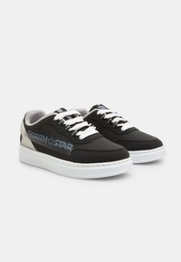 Sneaker nere con lacci bianchi e suola bianca. Presentano una tomaia testurizzata, il marchio "NORTH STAR" in blu e un dettaglio del tallone in contrasto.
