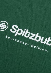 Groene katoenen t-shirt met witte tekst "Spitzbub Sportswear Edition" en een circulair logo. Zachte textuur en casual ontwerp.