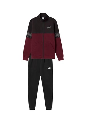 Tuta Puma in due pezzi con giacca con zip nera e rosso scuro e pantaloni jogger neri, entrambi con i loghi Puma.
