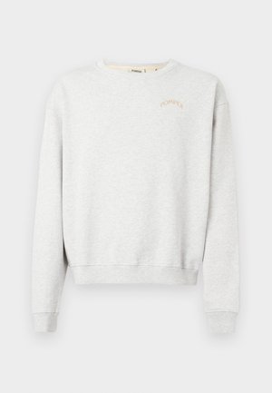 Sweatshirt cinza-claro feito de tecido suave, com gola redonda, punhos e bainha canelados, apresentando "POMPEII" bordado em laranja acima do lado esquerdo do peito.