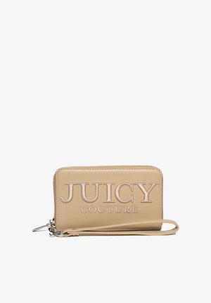 Beige Geldbörse mit gestepptem Lederdesign, ausgestattet mit eingeprägtem "JUICY COUTURE"-Logo, silbernen Beschlägen und einem Handgelenkband. Reißverschlussverschluss.