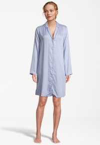 Jasnoniebieska nocna sukienka w paski z zapięciem na guziki z przodu, kołnierzykiem i długimi rękawami. Wykonana z gładkiego materiału, o luźnym kroju i długości do połowy uda.