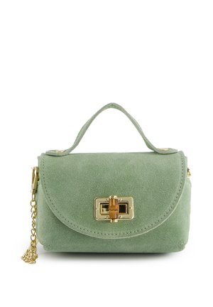 Kleine groene suède handtas met een bovenhandvat, gouden rechthoekige sluiting en een gouden kettingriem aan de zijkant bevestigd.