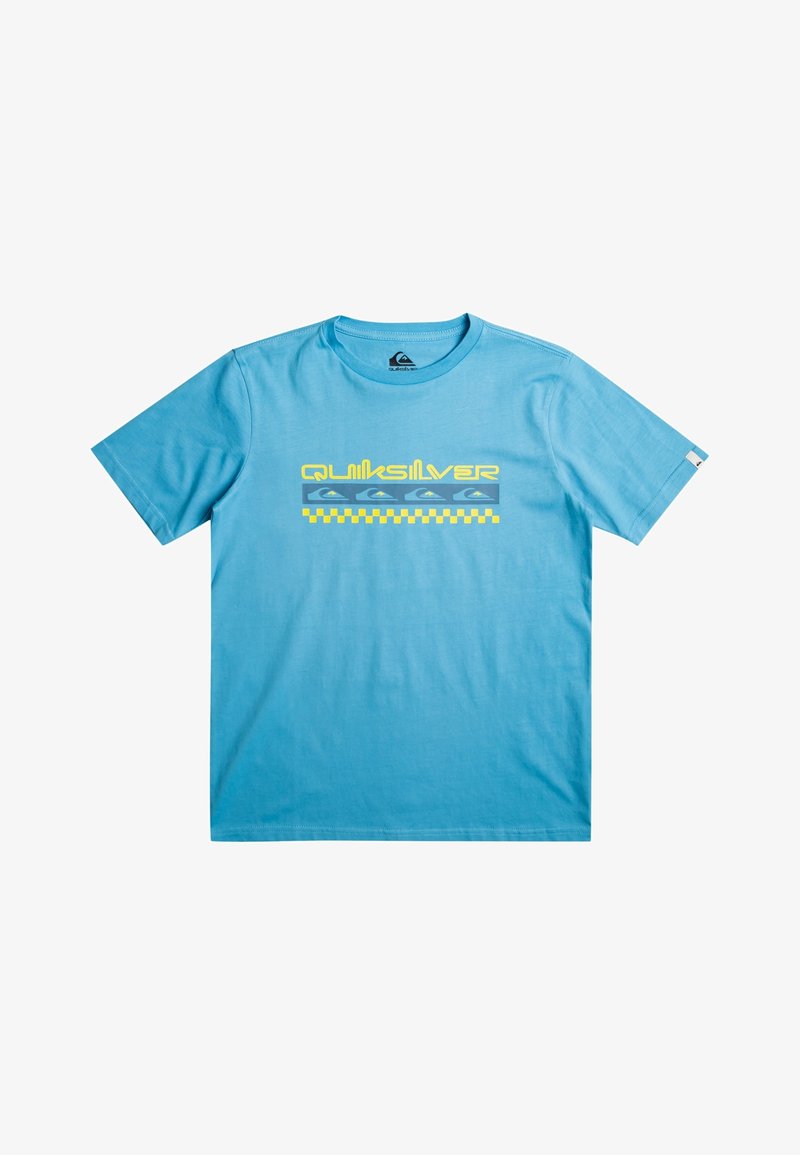 T-shirt bleu manches courtes avec texte et logo Quiksilver jaunes, fond rectangulaire gris et motif damier jaune en dessous.