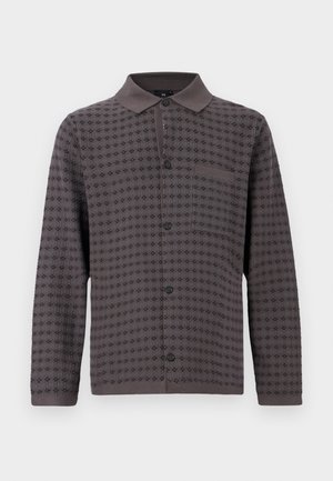 Pitkähihainen nappikauluspaita, jossa on teksturoitu geometrinen kuvio, rintatasku edessä ja tummanharmaa väri.