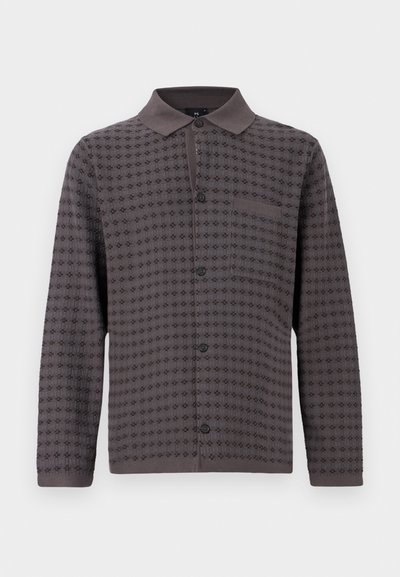 Ilgomis rankovėmis marškiniai su sagomis, tekstūruotu geometriniu raštu, priekinėje krūtinės kišenėje, tamsiai pilkos spalvos.