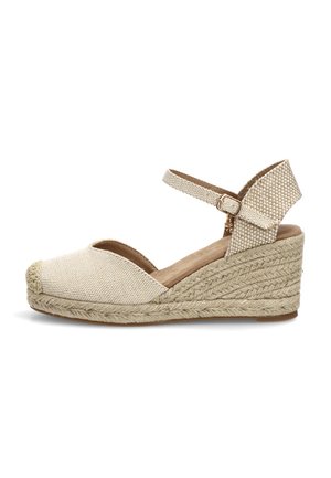 Sandalia espadrille con cuña beige tejida, puntera cerrada, correa en el tobillo y suela plataforma de yute trenzado.