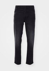 Jean en denim noir avec une coupe droite, comprenant un design à cinq poches, un délavage subtil et des accents couturés.