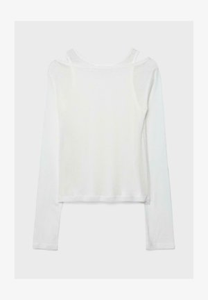 Biały prążkowany top z długim rękawem, o zaokrąglonym dekolcie i dopasowanym kroju, wyłożony na płasko na jasnym tle.