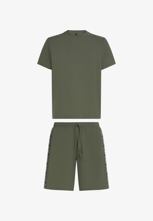 Ensemble t-shirt vert à manches courtes et shorts assortis avec bande latérale noire et détails de texte blanc aux épaules et sur les côtés des shorts.