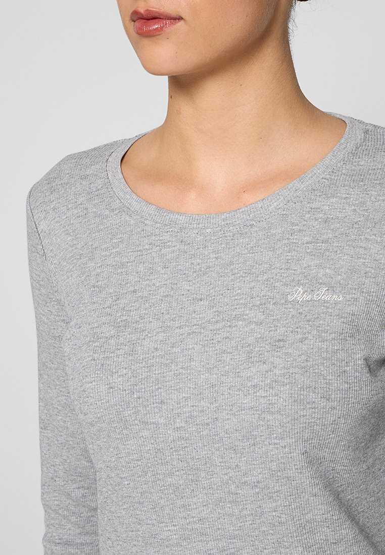 Maglietta grigia a maniche lunghe con costine, colletto rotondo e piccolo logo "Pepe Jeans" ricamato in bianco sul petto. Tessuto morbido, design aderente.
