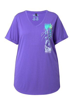 Lilla V-hals kortærmet skjorte med oprullede manchetter og abstrakt tropisk bladgrafik i blå, grøn og hvid på højre side.