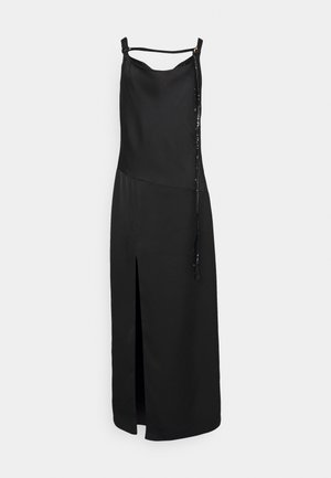 Robe noire sans manches avec une fente sur le devant, présentant une finition lisse et un détail de nœud décoratif sur un côté. Design simple et minimaliste.
