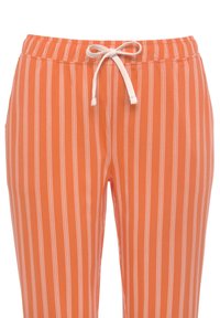 Pantalones a rayas naranjas con cintura ajustable y una textura de algodón suave. Las rayas son blancas y están espaciadas de manera uniforme.