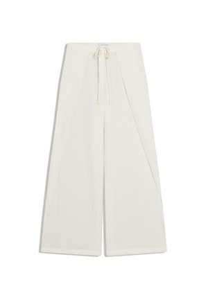 Kremowe spodnie o szerokich nogawkach, z nakładanym przednim panelem i ściągaczem w pasie, ułożone płasko na białym tle.