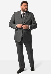 Grijze driedelige kostuum met gestructureerde stof, enkelknoopjasje, notch revers en bijpassende broek; gecombineerd met een witte dress shirt en zwarte stropdas.