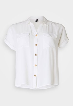 Hvid kortærmet skjorte med to frontlommer, knaplukning foran og træknapper. Blødt, glat stof med en let løs pasform.