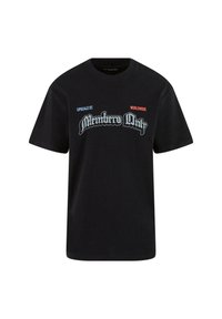 Sort bomulds T-shirt med korte ærmer, der har hvid og rød tekst "Members Only," "Upscale St." og "Worldwide" i kontrastfarver.
